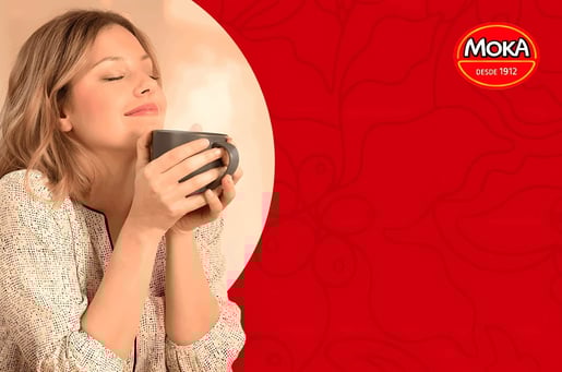 Café Moka: Mulher segura xícara de Café Moka nas mãos