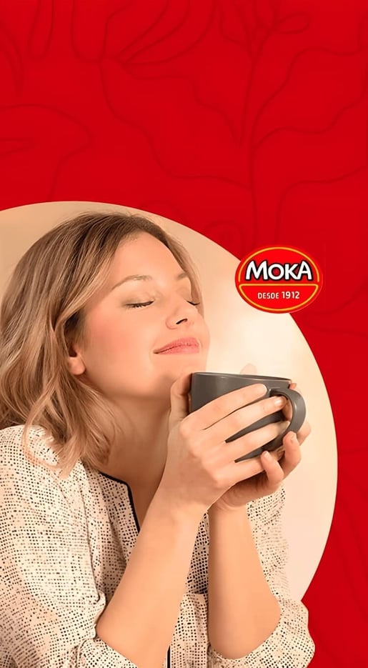 Café Moka: Mulher segura xícara de Café Moka nas mãos